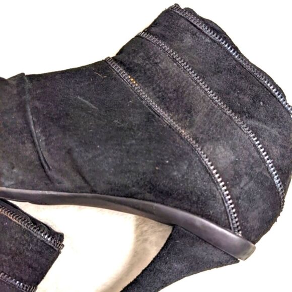 Kenneth Cole Reaction Black Suede Ankle Bootie with Back Zipper 3" Heel - Picture 4 of 10